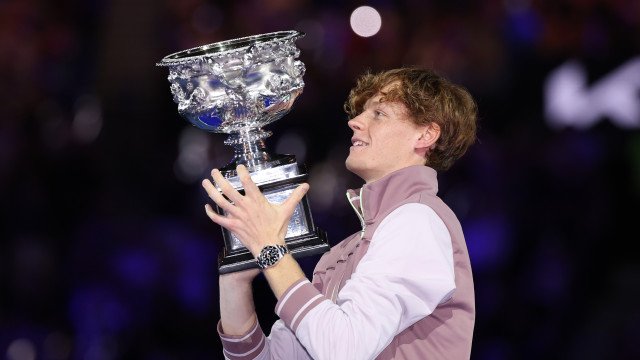 Sinner vira duelo eletrizante com Medvedev e vence o seu 1º Grand Slam com Aberto da Austrália