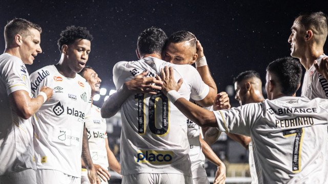 Joaquim fratura nariz e deve usar máscara para defender o Santos diante do Palmeiras