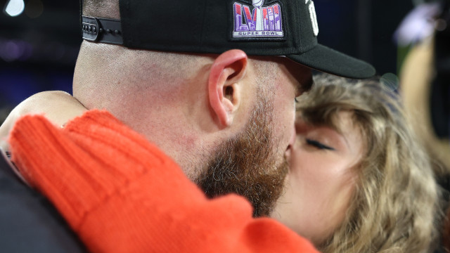 Taylor Swift e Travis Kelce trocam beijo apaixonado no campo após vitória