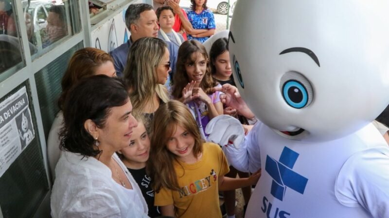 Momento histórico, diz ministra sobre início da vacinação de crianças
