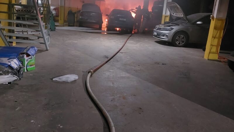 Corpo de Bombeiros combatem fogo em dois veículos dentro de oficina em Guarantã