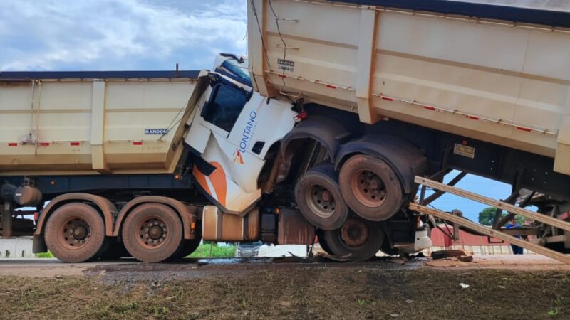 Três carretas se envolvem em acidente na BR-163 em Guarantã do Norte