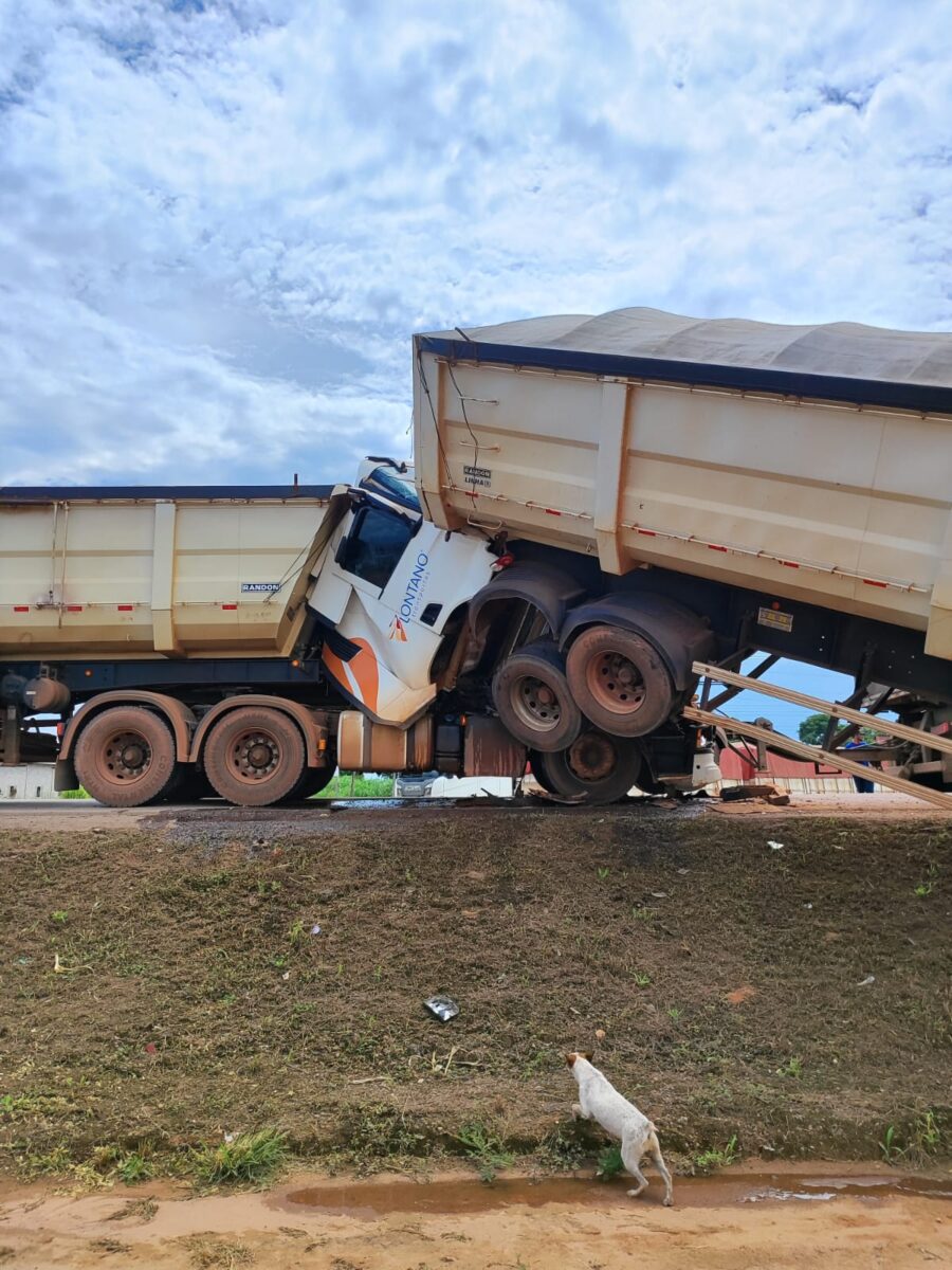 Três carretas se envolvem em acidente na BR-163 em Guarantã do Norte