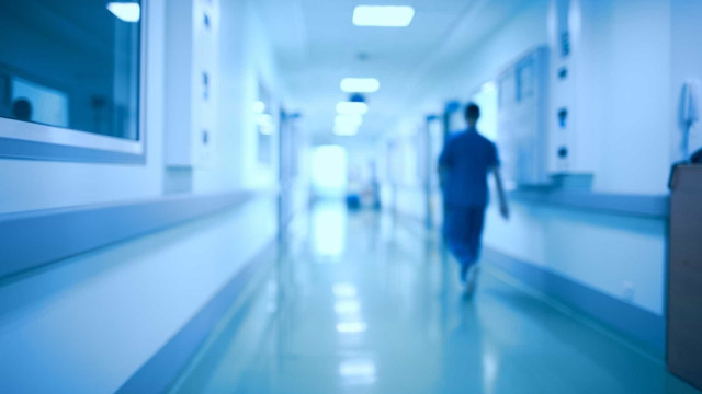 Paciente tem surto psicótico após cirurgia e atinge enfermeira com tiro