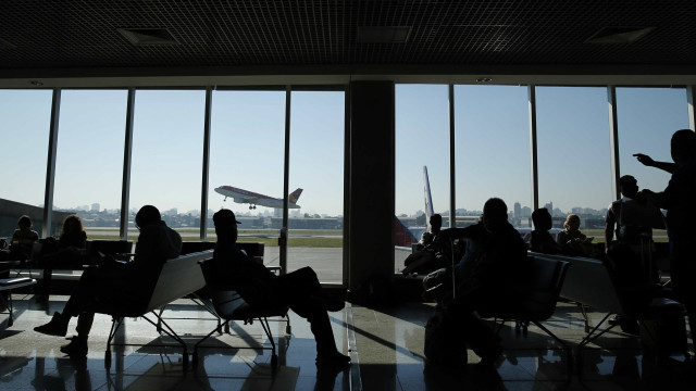 Avião arremete após outra aeronave colidir com pássaro no aeroporto de Congonhas (SP)
