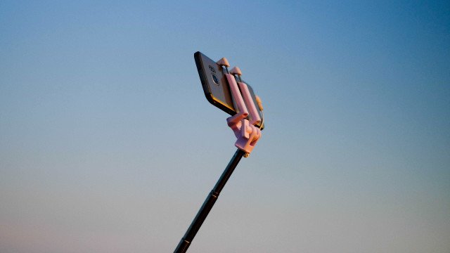 Adolescente morre após tentar selfie e cair em cima de carro em rodovia de SP