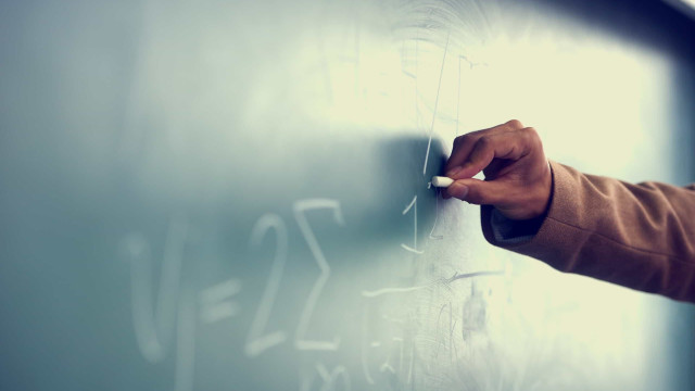 Piso salarial dos professores de educação básica passa de R$ 4.420 para R$ 4.580, diz MEC