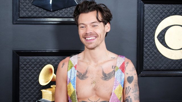 Harry Styles e namorada andam de bicicleta por Londres