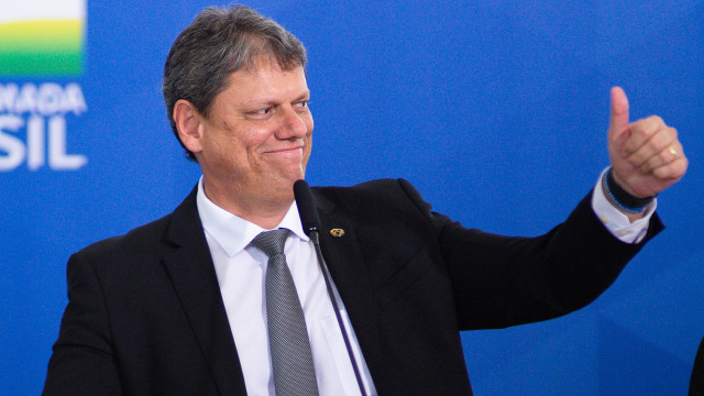 Tarcísio estuda fazer trem entre SP e Santos e quer leiloar outros dois até 2026