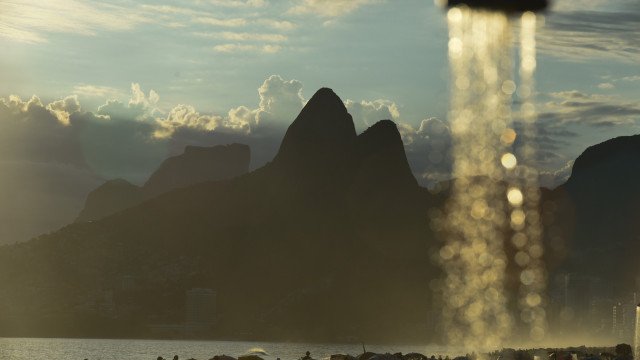 Chuveirinho é disputado por foliões em calor de 37°C no Rio