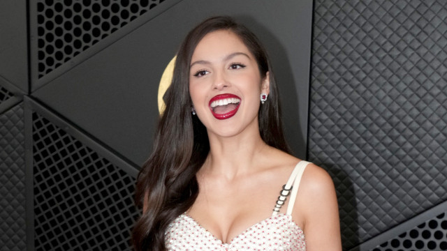 Olivia Rodrigo comemora chegada aos 21 anos comprando cigarro e cerveja em posto de gasolina