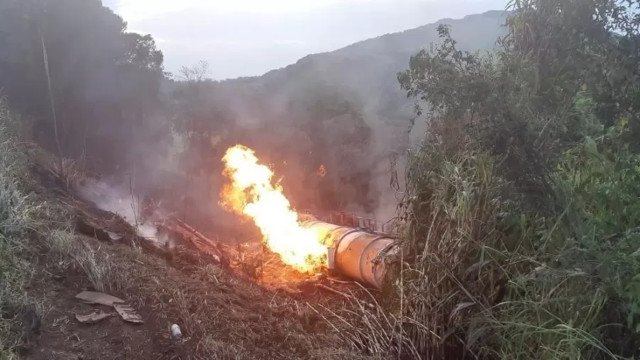 Criança morre após caminhão carregado com álcool tombar e explodir no PR