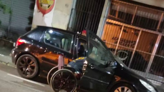 Homem sem as duas pernas é flagrado dirigindo com ajuda de cabo de vassoura no Rio