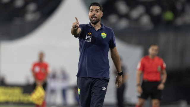 Técnico do Corinthians quer ser do ‘bando de loucos’ e agrada até com ‘olá’