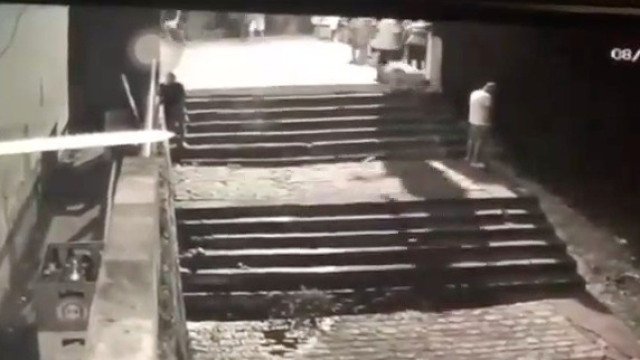 Homem que fazia xixi na margem de rio é derrubado por outro durante tombo