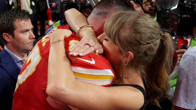 Com namorado na plateia, Taylor Swift muda letra de música em espetáculo