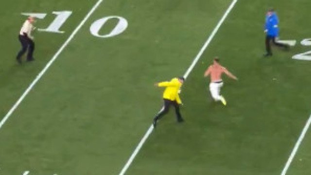 Torcedor seminu invade o Super Bowl e acaba detido; veja as imagens