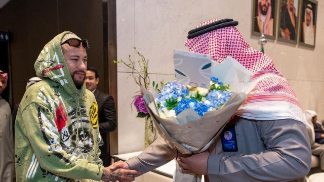 Neymar volta ao Al-Hilal e recebido com flores