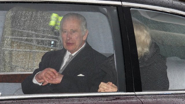 Rei Chalres III regressa a Londres com Camilla para continuar tratamento
