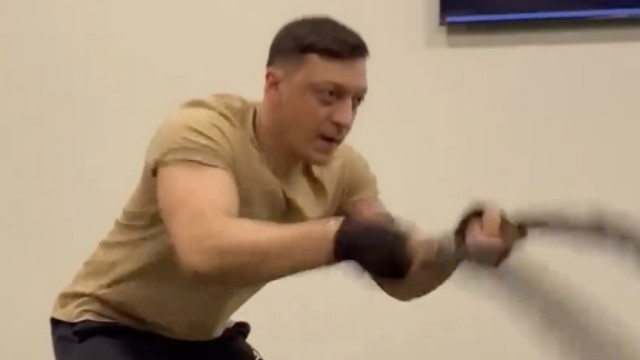 A incrível transformação física de Ozil, um ano após o ‘adeus’ ao futebol
