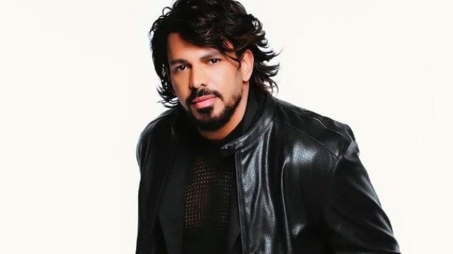 Cantor sertanejo é solto após ficar nu e ejacular em sessão de massagem