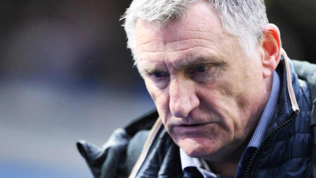 Técnico do Birmingham se afasta temporariamente devido a doença grave