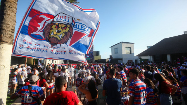 Jogadores do Fortaleza são hospitalizados após ataque a ônibus na saída da Arena Pernambuco