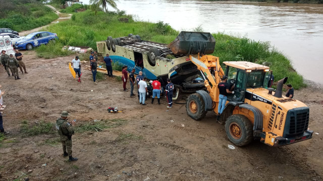 Cinco mortos e quatro feridos em acidente de ônibus na Bahia