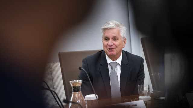 Não há pressa em começar a cortar os juros, diz Christopher Waller, do Fed