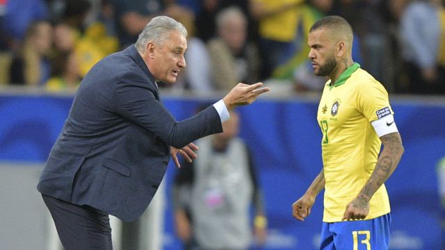 Tite sobre Daniel Alves: "Conceitualmente, todo erro deve ser punido"