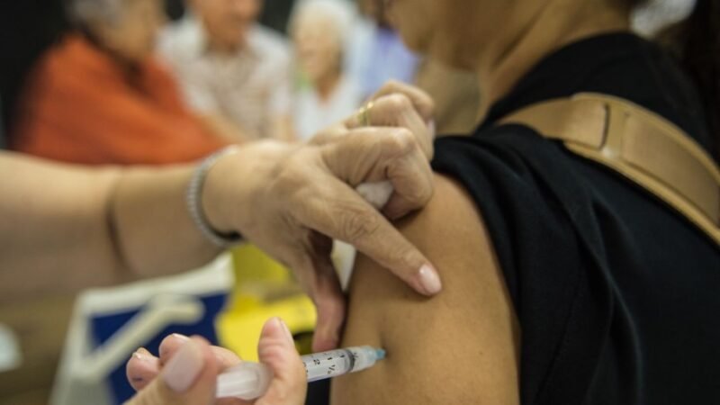 Rio inicia vacinação contra gripe em grupos prioritários