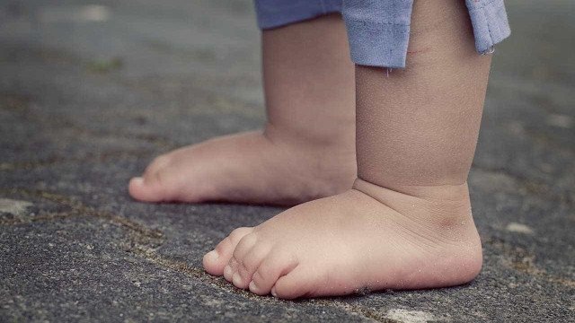 Bebê de 1 ano foge e é achado na rua ao lado de cachorro caramelo