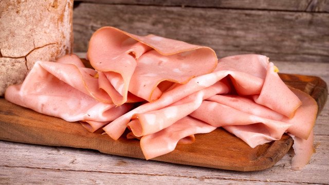 Com tempero pronto e mortadela na lista, veja alimentos com alto teor de sal segundo a Anvisa