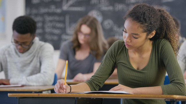 Quase metade dos alunos brasileiros não termina ensino fundamental na idade certa