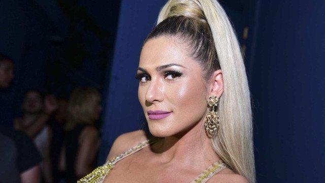 Lívia Andrade explica voo errado e atraso para o Domingão