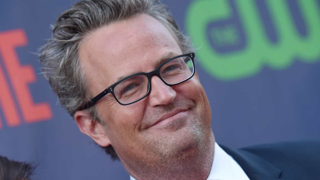 Ex-namorada do ator Matthew Perry pede nova investigação sobre sua morte