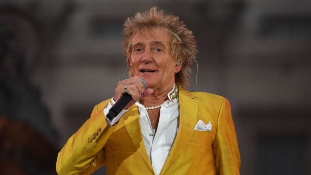 Rod Stewart se diverte com três de seus filhos em jogo de hóquei no gelo