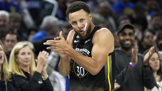 Warriors engatam quarta vitória seguida e derrotam o Milwaukee Bucks na NBA