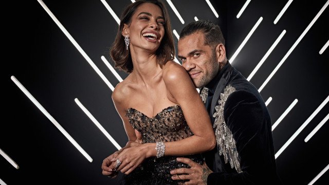 Dani Alves pede hambúrger e flores para Joana Sanz após saída da prisão