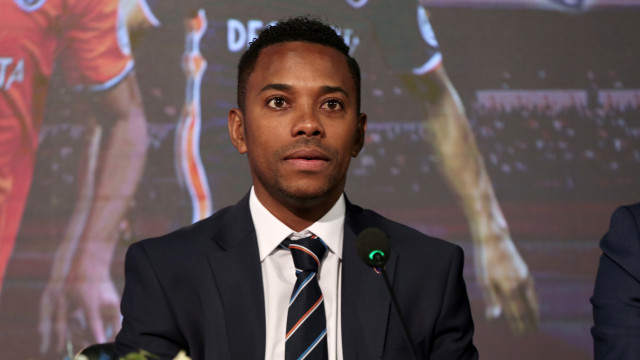Sabonetes, balas e protetor solar: As regalias de Robinho na prisão