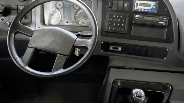 Caminhão atinge ônibus, e duas pessoas morrem em Fortaleza