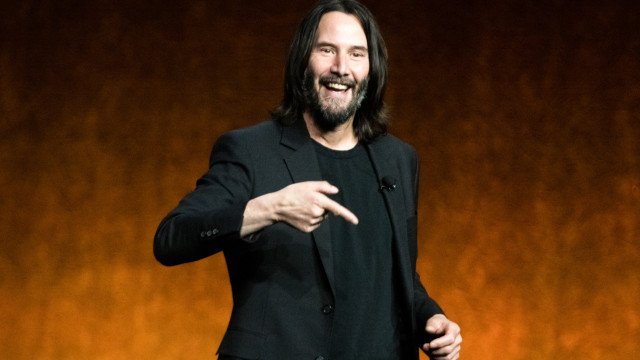 Keanu Reeves ostenta novo visual em gravações de filme