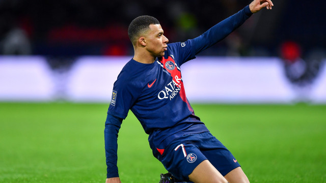 Mbappé marca três, PSG supera susto e goleia Montpellier pelo Francês