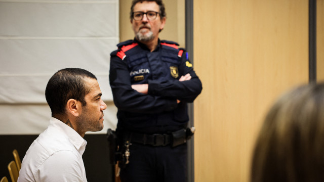 Daniel Alves paga fiança e fica em liberdade condicional