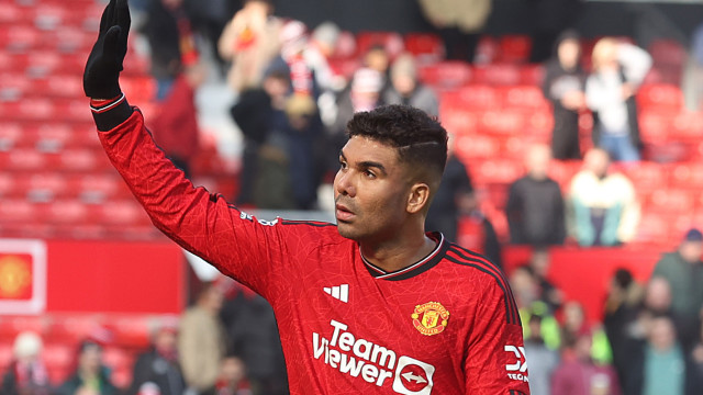 Manchester United faz dois de pênalti, vence Everton e ocupa o 6º lugar do Campeonato Inglês