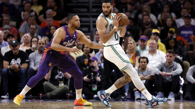 Boston Celtics vence Phoenix Suns e se recupera de tropeços; Doncic estabelece recorde na NBA