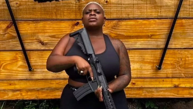 Jojo Todynho posa com fuzil e diz: ‘Essa futura delegada vai dar trabalho’