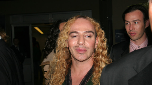 John Galliano, estilista que xingou judeus, encara queda e ascensão em documentário