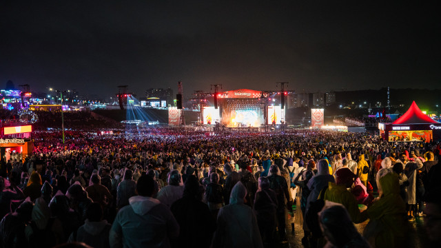 Sob chuva e queda de temperatura, frequentadores do Lollapalooza enfrentam perrengue e lamaçal