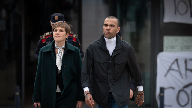 Fiança de Daniel Alves foi paga por amigos, diz jornal espanhol